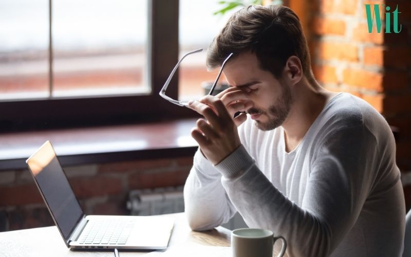 đeo kính cận bị nhức mắt