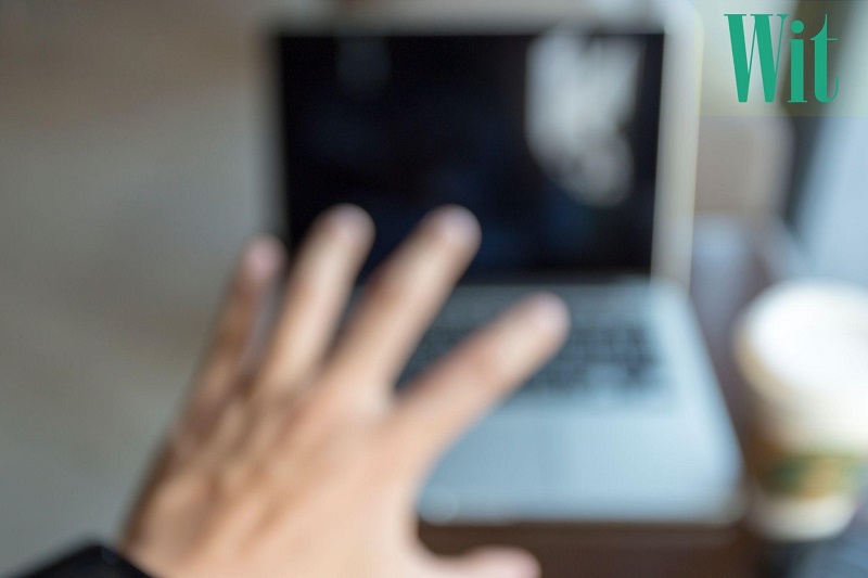 Bị loạn thị có nên đeo kính thường xuyên không?