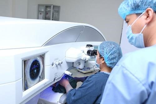 Mắt viễn loạn có mổ được hay không?