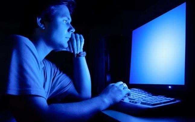 tránh làm việc trong bóng tối nguy hiểm