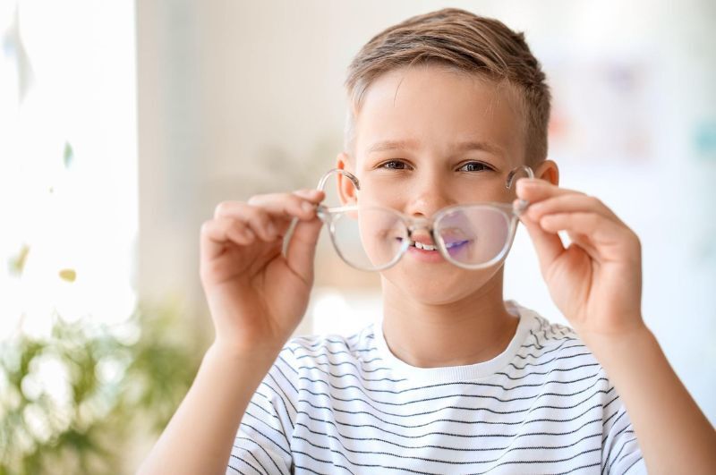 Trẻ bị tật viễn thị có thể do di truyền từ cha mẹ