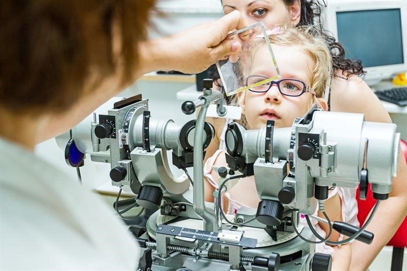 Khám mắt định kỳ và đeo kính đúng độ là biện pháp khắc phục cận thị phổ biến