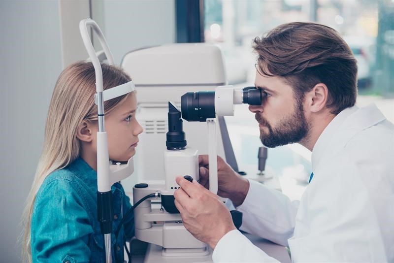 Gặp bác sĩ chuyên nhãn khoa càng sớm càng tốt khi có những dấu hiệu nghi ngờ trẻ bị đục thủy tinh thể 