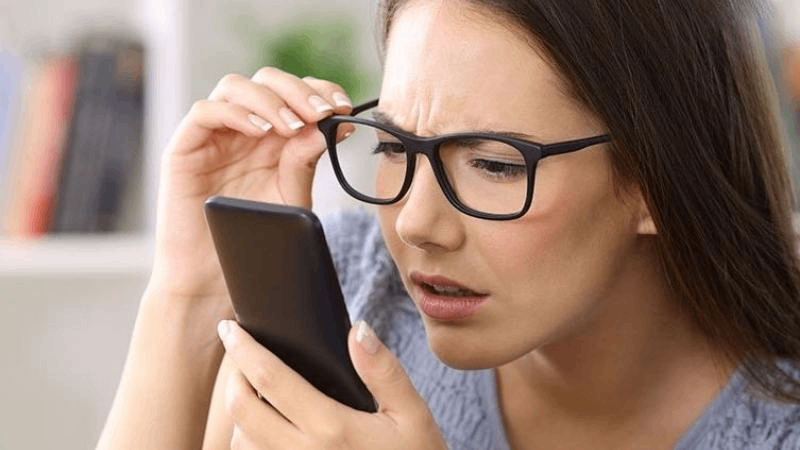 mỏi mắt khi xem điện thoại