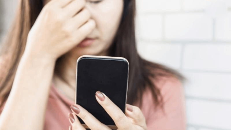 Chảy nước mắt khi xem điện thoại nguyên nhân do đâu?