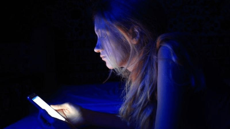 xem điện thoại lâu trong bóng tối