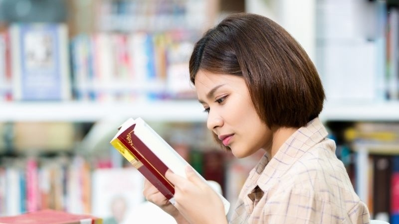 cô gái tập đọc sách