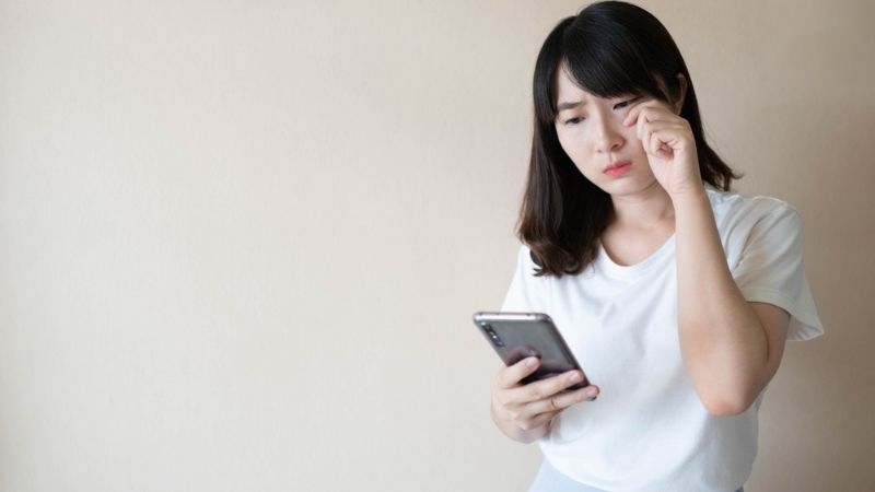 mỏi mắt sau khi xem điện thoại