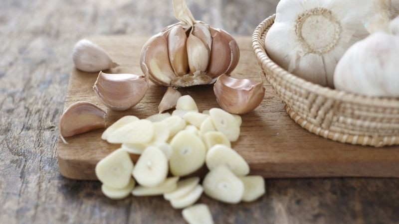 Khi đau mắt hột cần tránh sử dụng hành tỏi