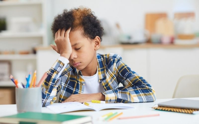 bé bị tật khúc xạ