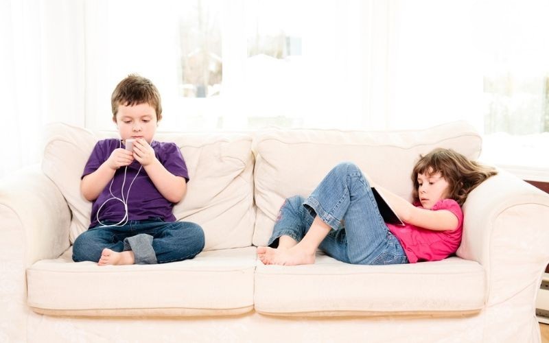 Sử dụng điện thoại thông minh nhiều có thể gây khô mắt ở trẻ em