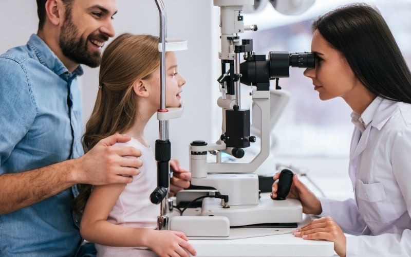 Phụ huynh nên đưa trẻ đi khám khi có biểu hiện bị khô mắt