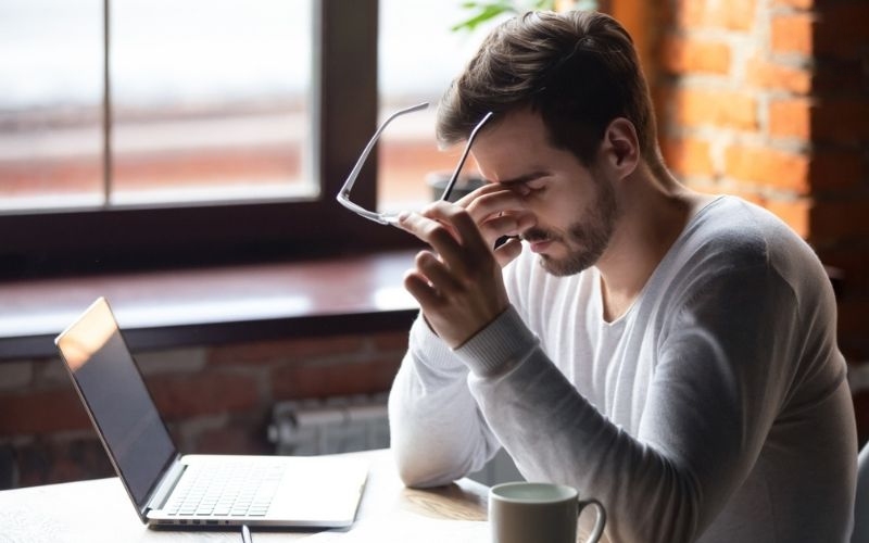 Tại sao đeo kính cận bị nhức mắt, mỏi mắt? Khắc phục thế nào?