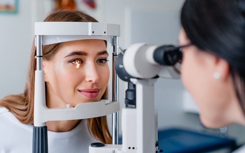 tái khám mắt sau mổ lasik