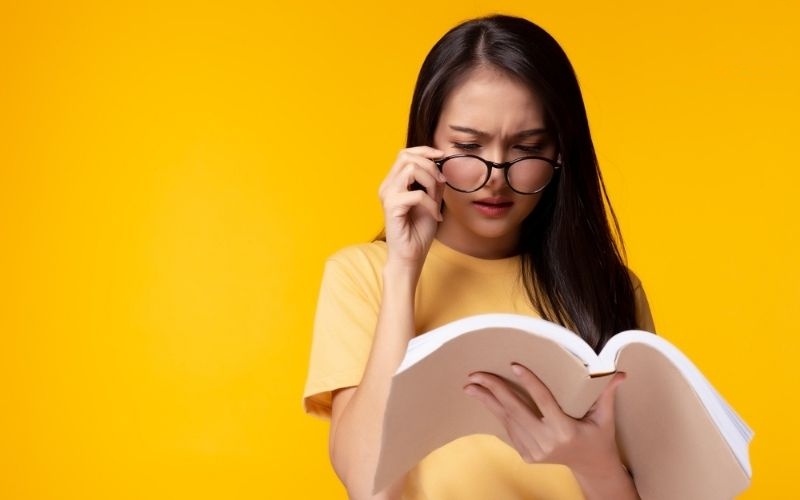 vì sao đeo kính cận bị nhức mắt