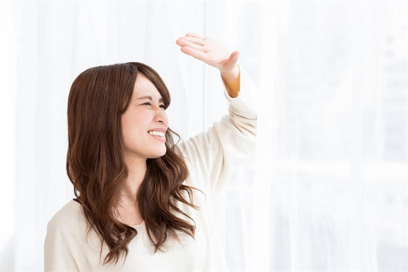 ánh sáng mạnh gây lóa mắt