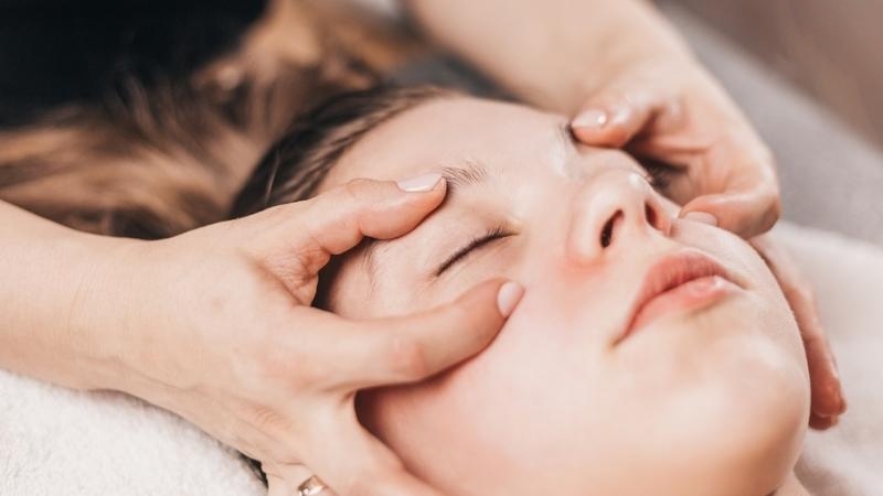 Bấm huyệt mắt có giúp chữa mắt mờ, làm sáng mắt hay không?