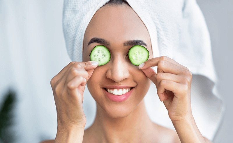 đắp dưa leo lên mắt