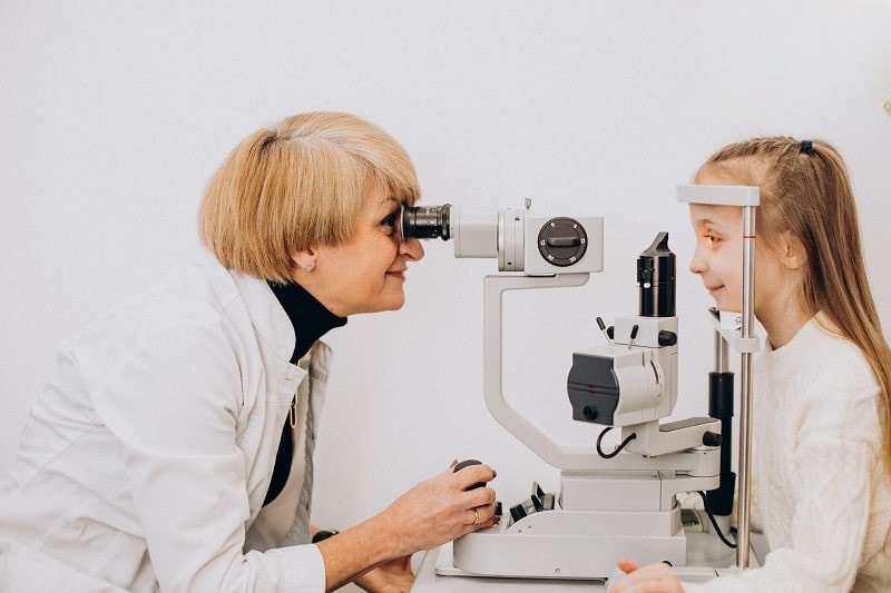 Trẻ bị loạn thị có nên đeo kính thường xuyên? Cần đưa trẻ đi thăm khám và lắng nghe lời khuyên từ bác sĩ chuyên khoa