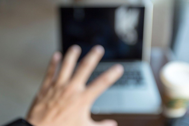 bị loạn thị có nên đeo kính thường xuyên