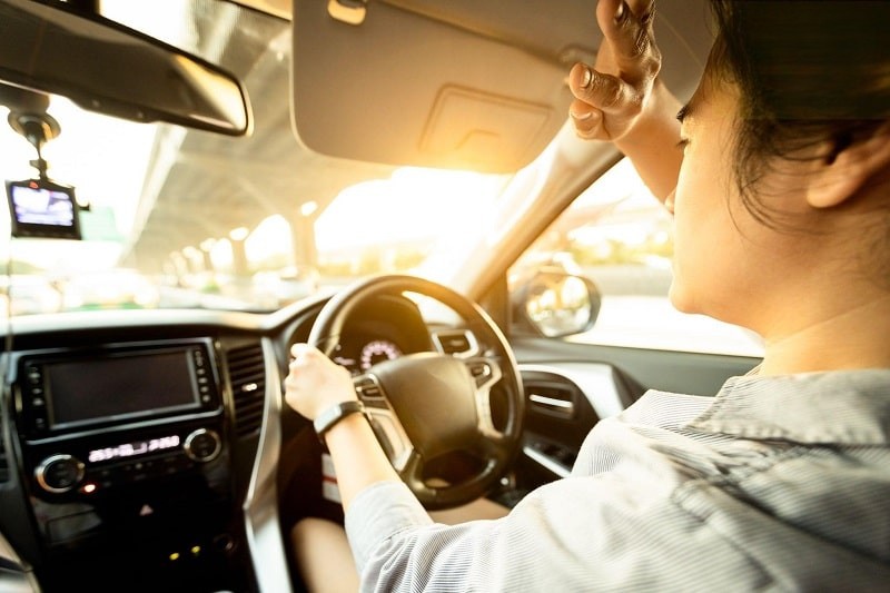 Ánh sáng mặt trời có thể làm cho mắt của người bị cườm khô đau nhức, khó chịu