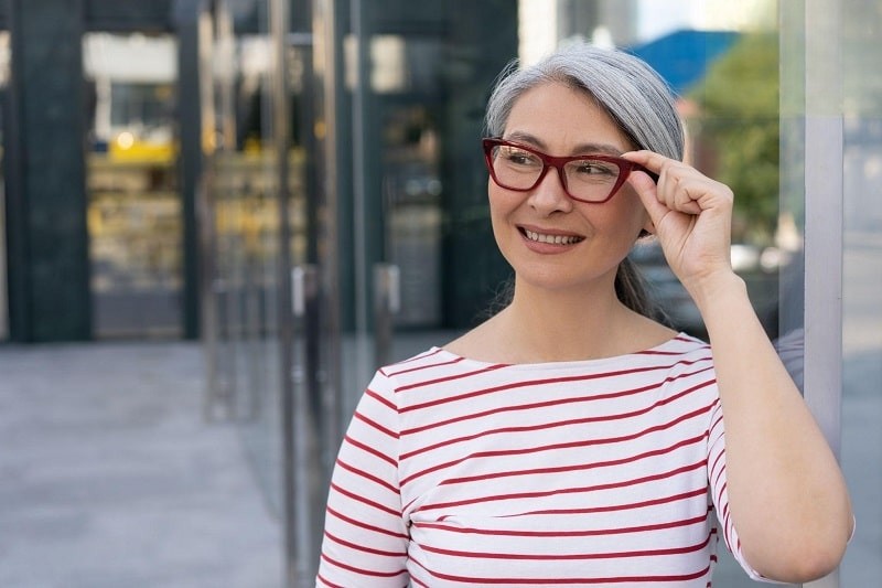 Bệnh cườm khô ở giai đoạn nhẹ bác sĩ sẽ chỉ định đeo kính thuốc để cải thiện thị lực