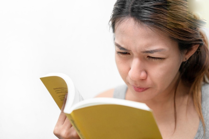 đọc sách gần dễ bị cận thị