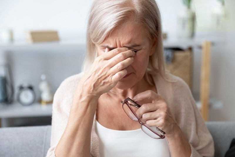 khô mắt khi ngủ dậy