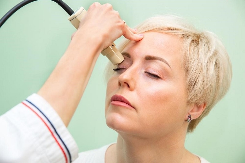 bác sĩ siêu âm mắt sau chấn thương