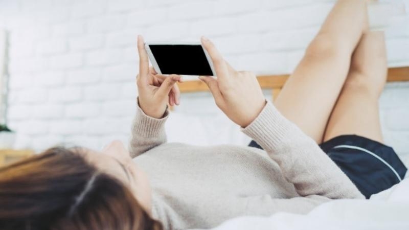 dùng điện thoại lâu hại cho mắt