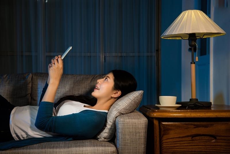 dùng điện thoại nơi đầy đủ ánh sáng