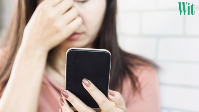 Chảy nước mắt khi xem điện thoại nguyên nhân do đâu?