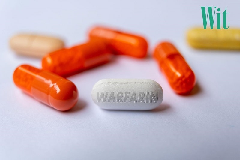 Các loại thuốc chống đông máu dùng trong điều trị bệnh lý cũng là yếu tố gây xuất huyết mắt