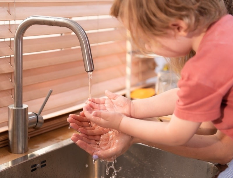 Thường xuyên rửa tay để loại bỏ các dị nguyên gây viêm kết mạc mùa xuân