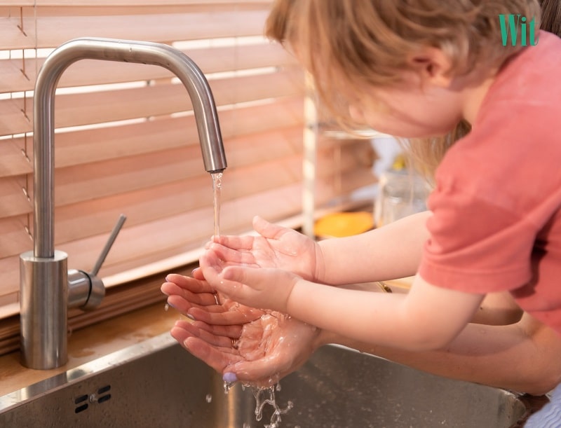 Thường xuyên rửa tay để loại bỏ các dị nguyên gây viêm kết mạc mùa xuân