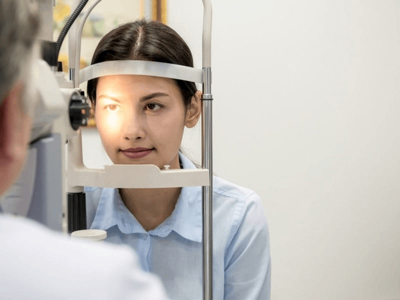 bác sĩ khám sưng mí mắt dưới