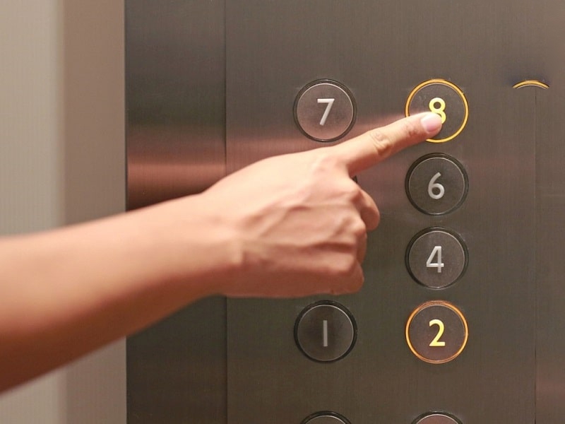 bấm thang máy