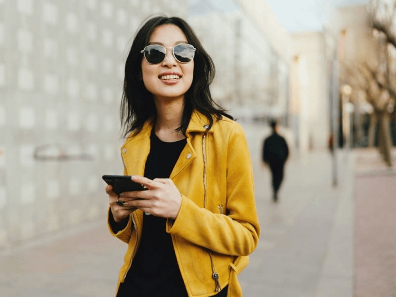 đeo kính râm giảm sưng mí mắt