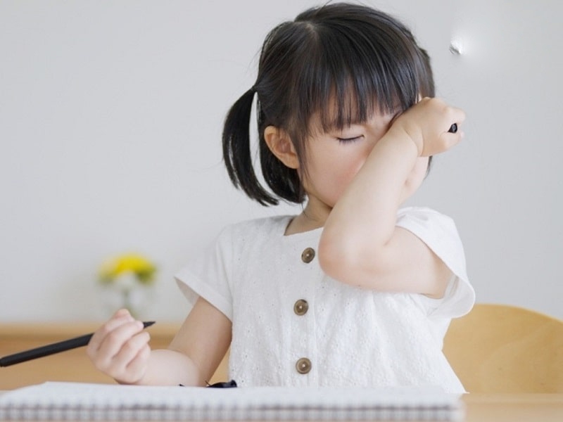 viêm kết mạc lây cho trẻ