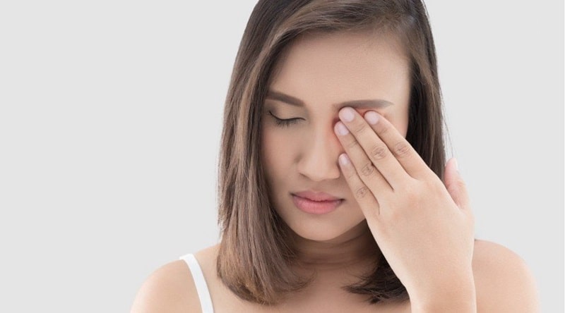 ngứa mắt trái theo giờ là gì