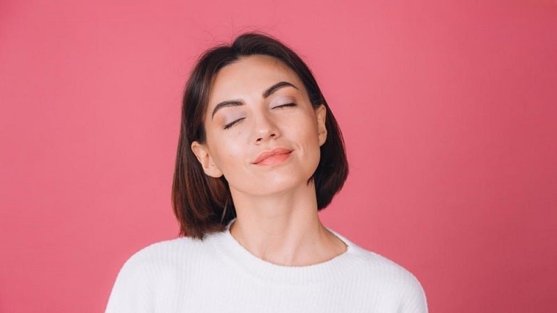 Nên thư giãn mắt sau khi tra thuốc giúp mắt hấp thụ thuốc nhanh chóng.