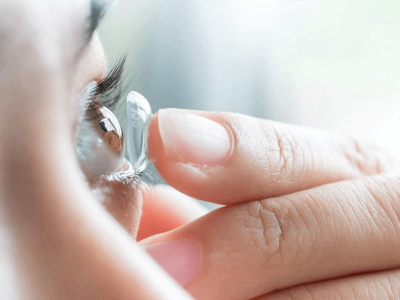 đeo kính áp tròng