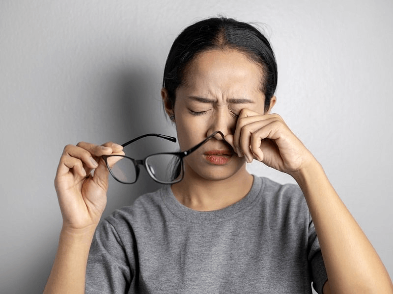 khô mắt gây khó chịu