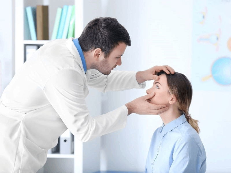 bác sĩ khám tuyến lệ