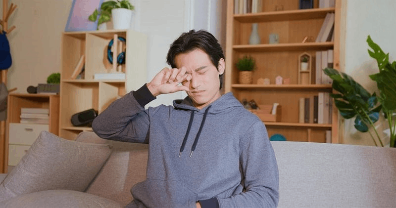 dụi mắt do bị khô mắt