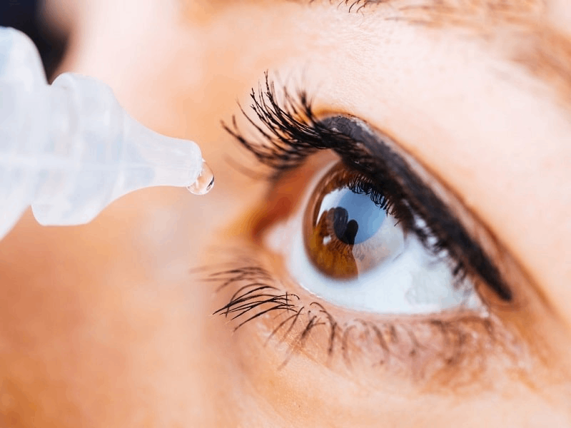 dùng thuốc nhỏ mắt