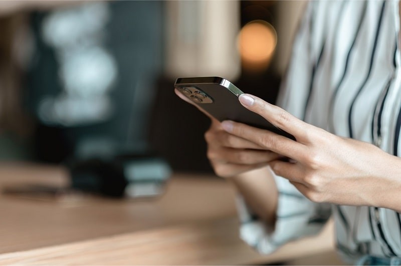 Sử dụng thiết bị điện tử trong thời gian dài là nguyên nhân khiến mắt suy yếu