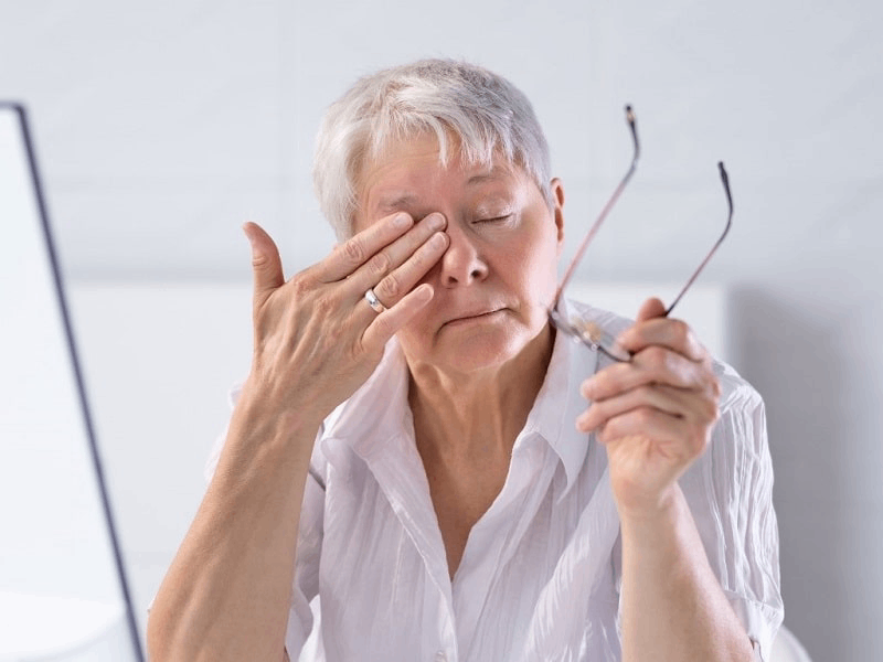 người già mỏi mắt