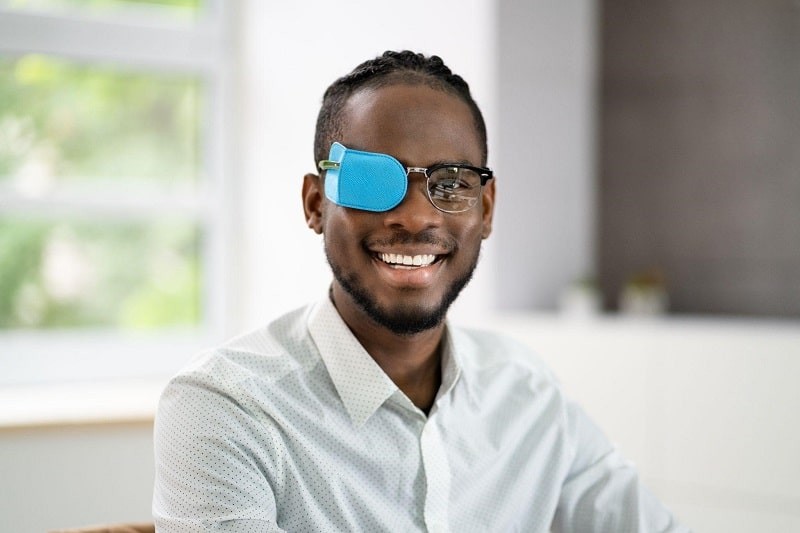 Sử dụng miếng dán cũng là cách chữa nhược thị ở người lớn