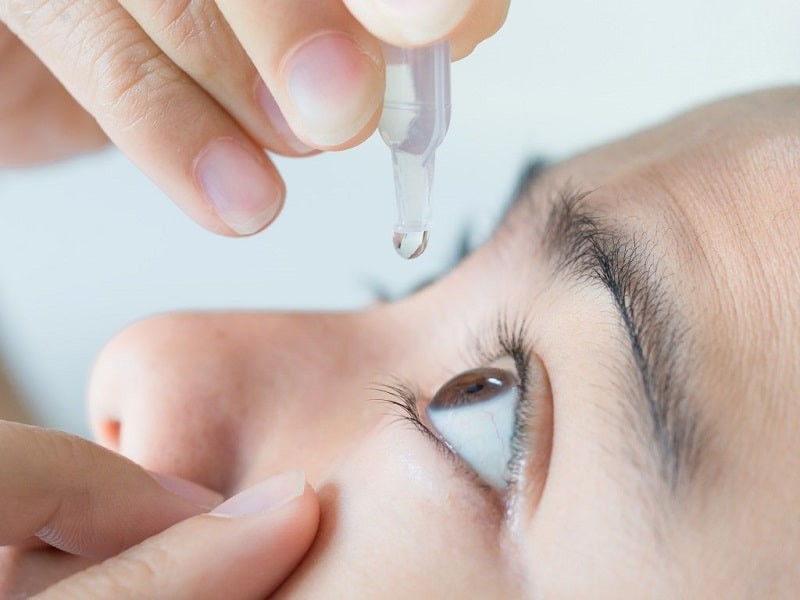 Khi sử dụng thuốc nhỏ mắt tránh để đầu lọ thuốc chạm vào mắt